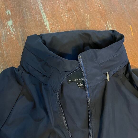 Banana Republic Water Resistant Scallop-Hem Jacket w/ Packable Hoodie Size M - Picture 6 of 8